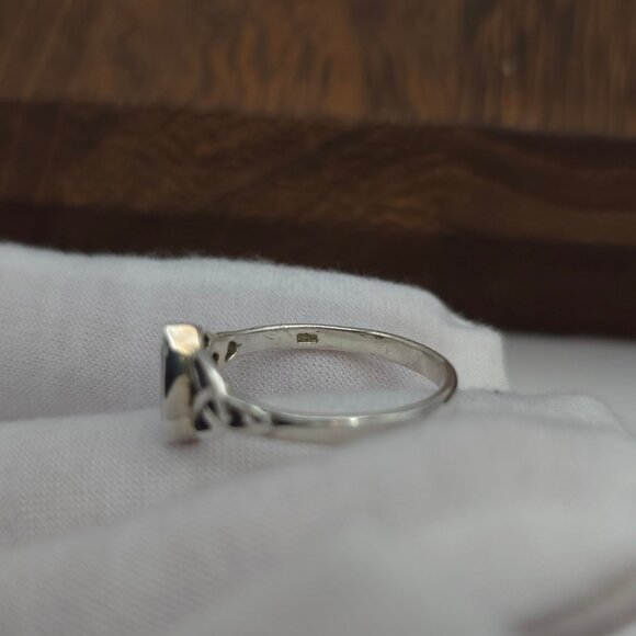 Size 8 925 Sterling Silver Simple Red Glass Celtic Ring - Picture 4 of 7